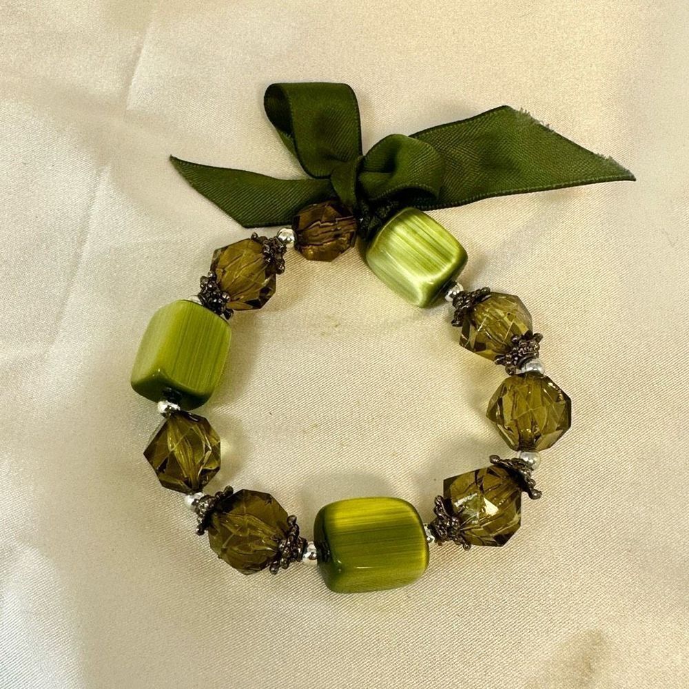 Green beaded stretchy bracelet